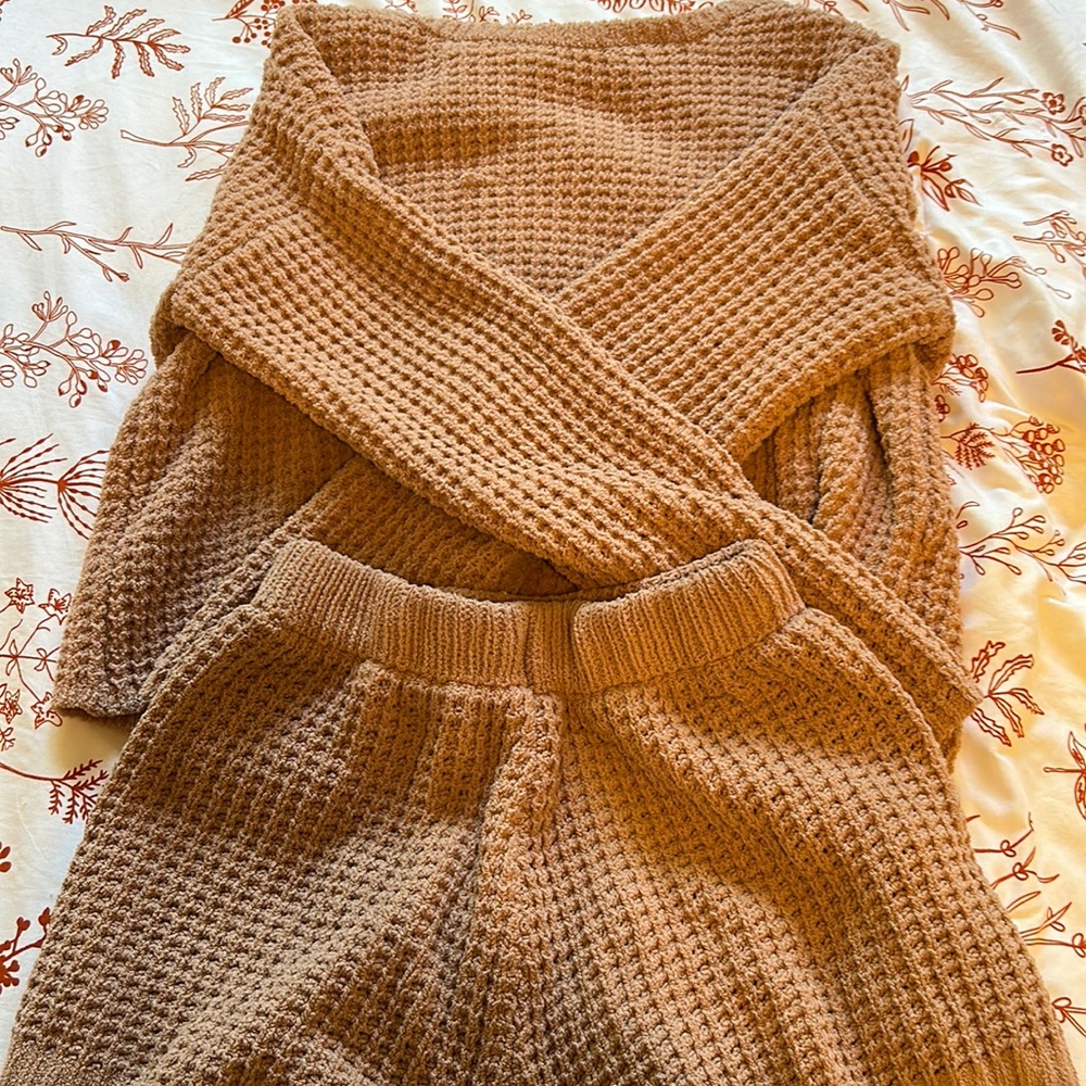 Women’s sweater and sweatshorts set